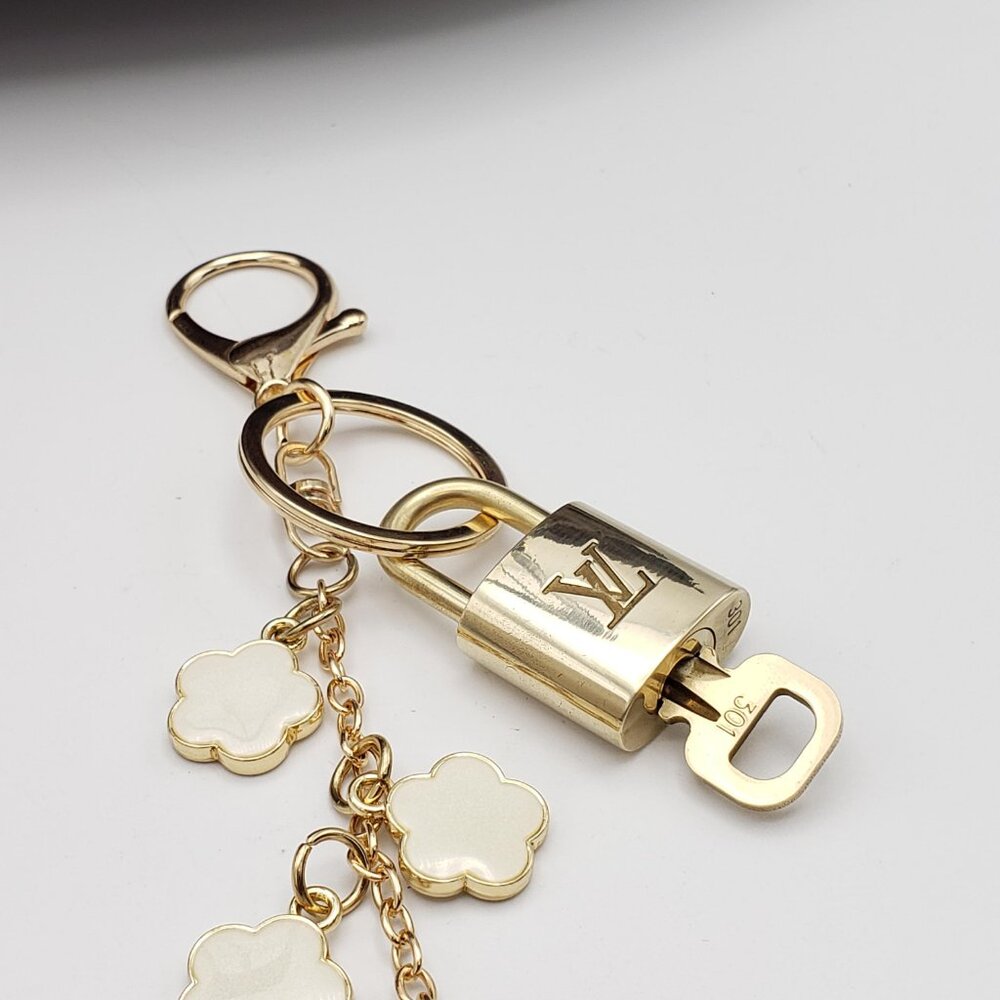 Louis Vuitton Gold Lock & Key 🔑 Authentic LV Unbranded Flower Keychain Charm - Picture 7 of 16